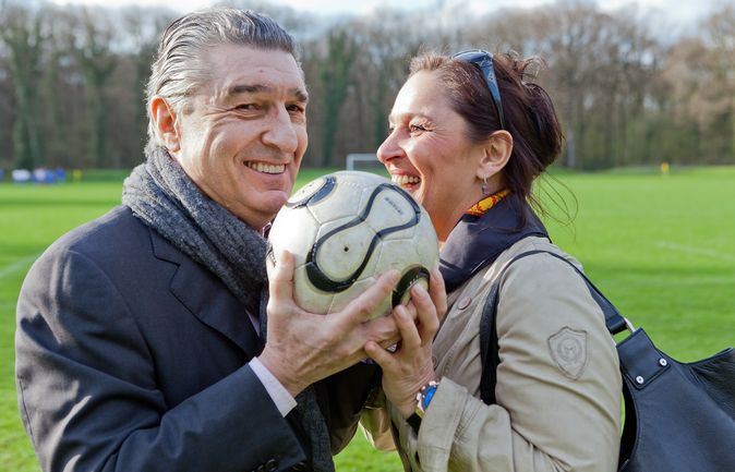 Ein Mann und eine Frau halten einen Fußball